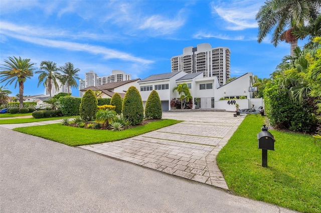 view of front of property featuring a front lawn