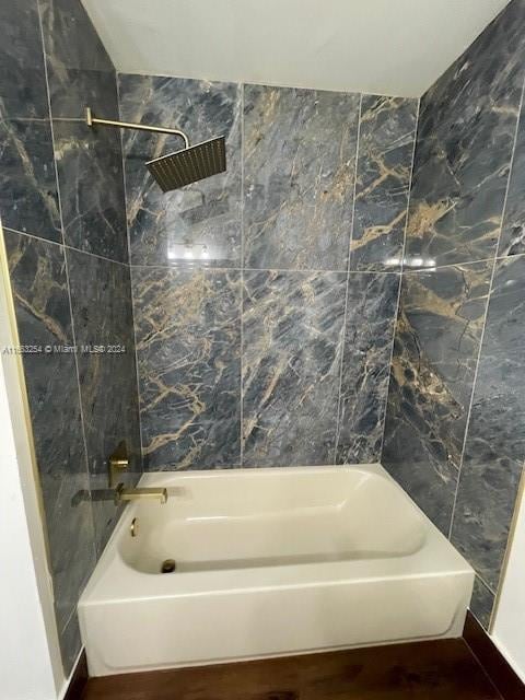 bathroom featuring tiled shower / bath