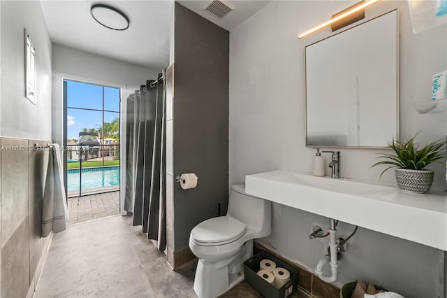 bathroom featuring toilet and a shower with curtain