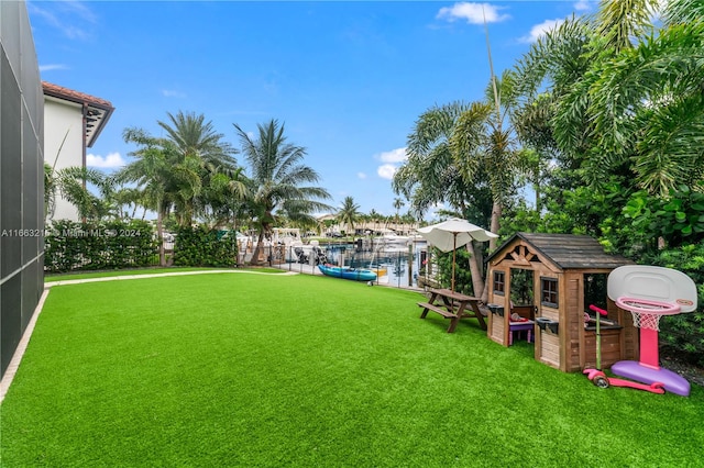 view of yard featuring a storage shed