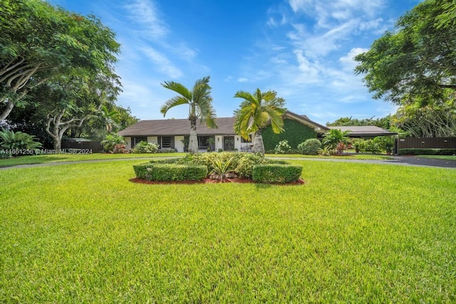 ranch-style house featuring a front yard