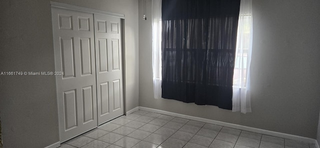 unfurnished room featuring light tile patterned flooring