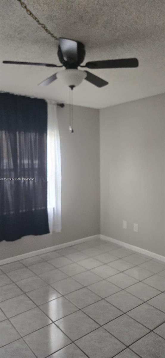 unfurnished room with a textured ceiling and ceiling fan