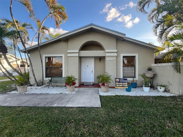 15235 SW 64th Ter Unit 9-35, Miami, FL 33193 - view of front of house featuring a front yard, fence, and stucco siding