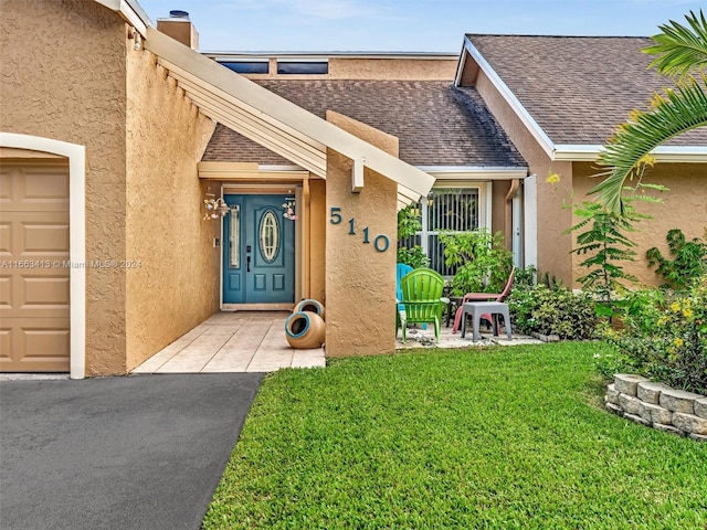 view of front of property featuring a garage and a front yard