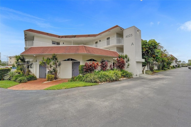 view of front of house with a balcony