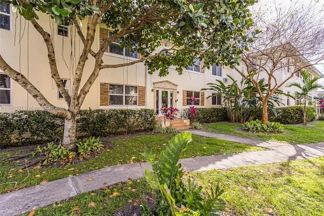 view of front of house featuring a front yard