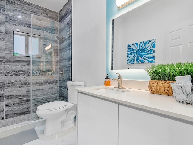 bathroom featuring tiled shower, vanity, and toilet