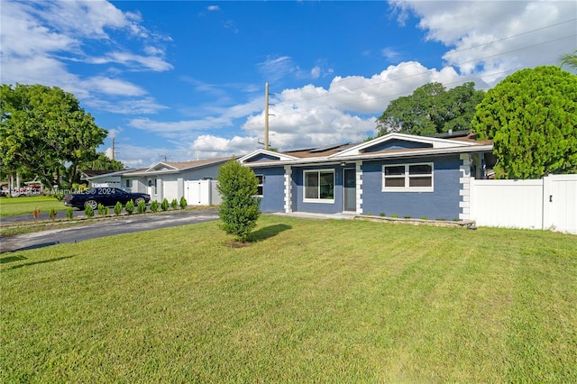 single story home featuring a front lawn