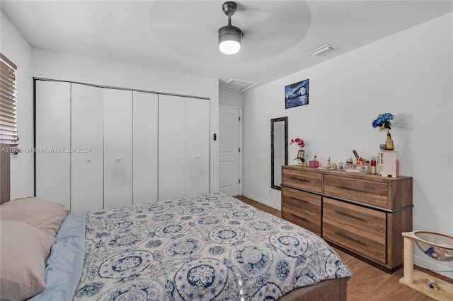 bedroom with light wood-type flooring, a closet, and ceiling fan