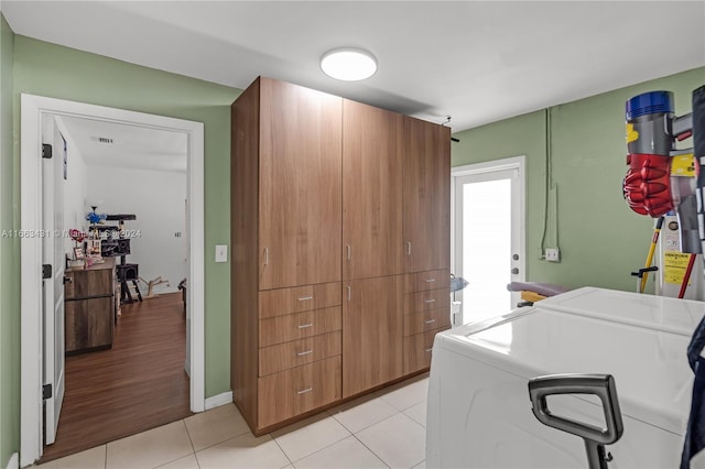 laundry area featuring light hardwood / wood-style floors and independent washer and dryer