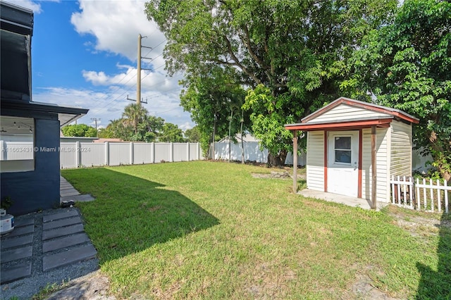 view of yard featuring an outbuilding