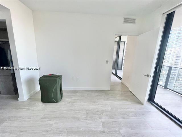 45 SW 9th St Unit 3009, Miami, FL 33130 - spare room featuring healthy amount of natural light and baseboards
