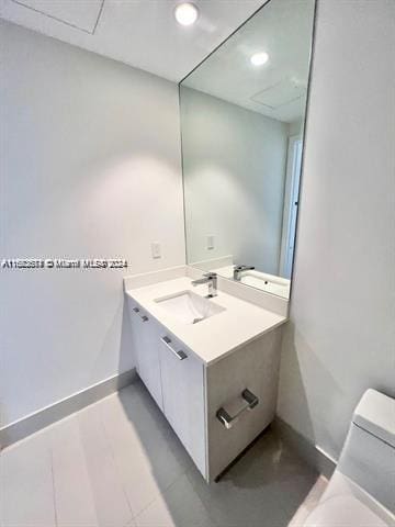 45 SW 9th St Unit 3009, Miami, FL 33130 - bathroom with baseboards, vanity, toilet, and recessed lighting