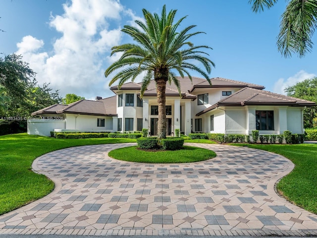 view of front facade featuring a front yard