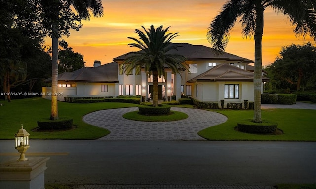 view of front of property featuring a yard