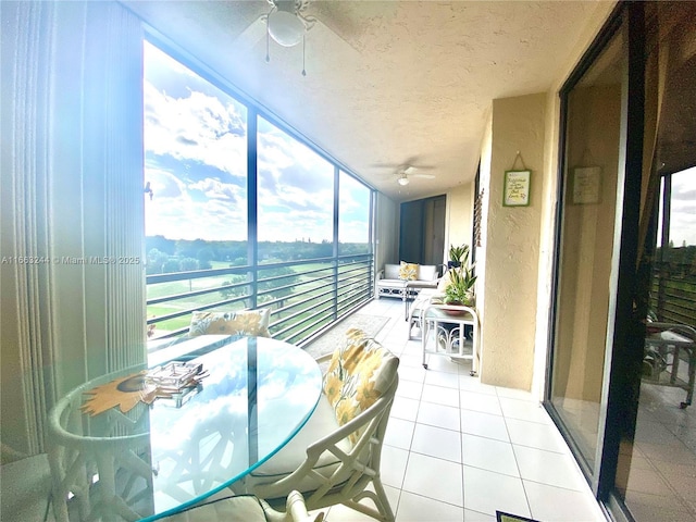 sunroom with ceiling fan