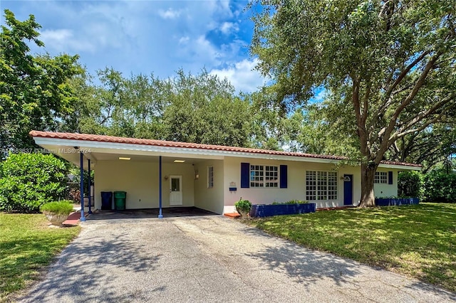 view of front of property featuring a carport and a front yard