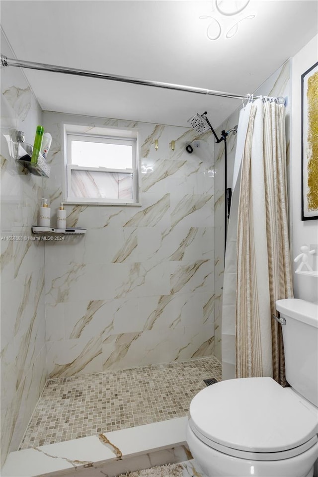 bathroom featuring a shower with shower curtain and toilet