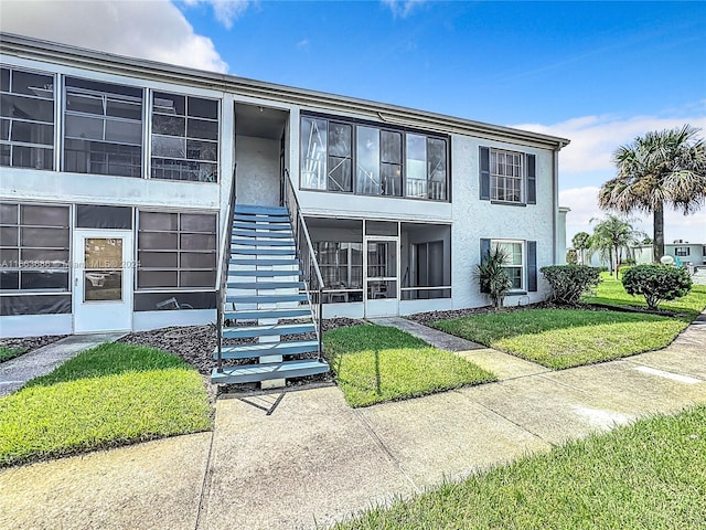 view of front of home featuring a front yard