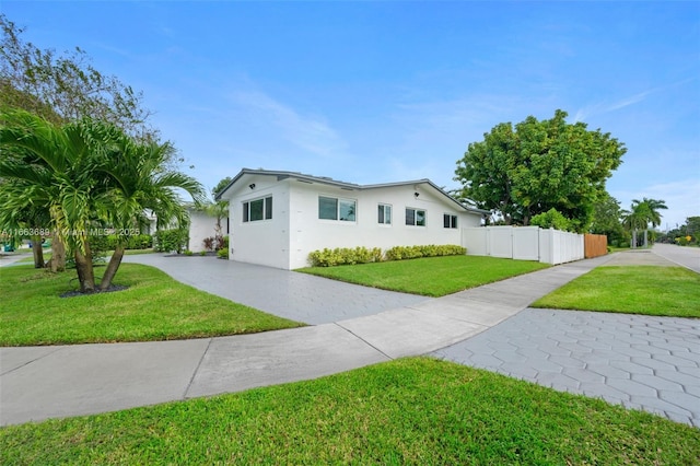 ranch-style house featuring a front lawn