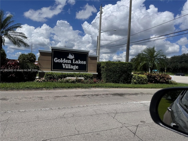 view of community / neighborhood sign