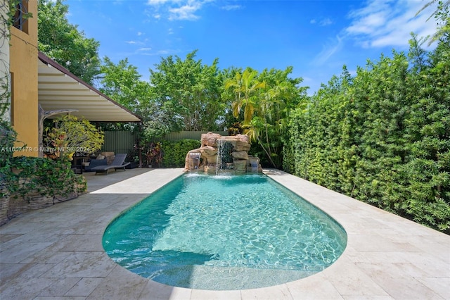 view of swimming pool featuring an outdoor hangout area, a patio area, and pool water feature