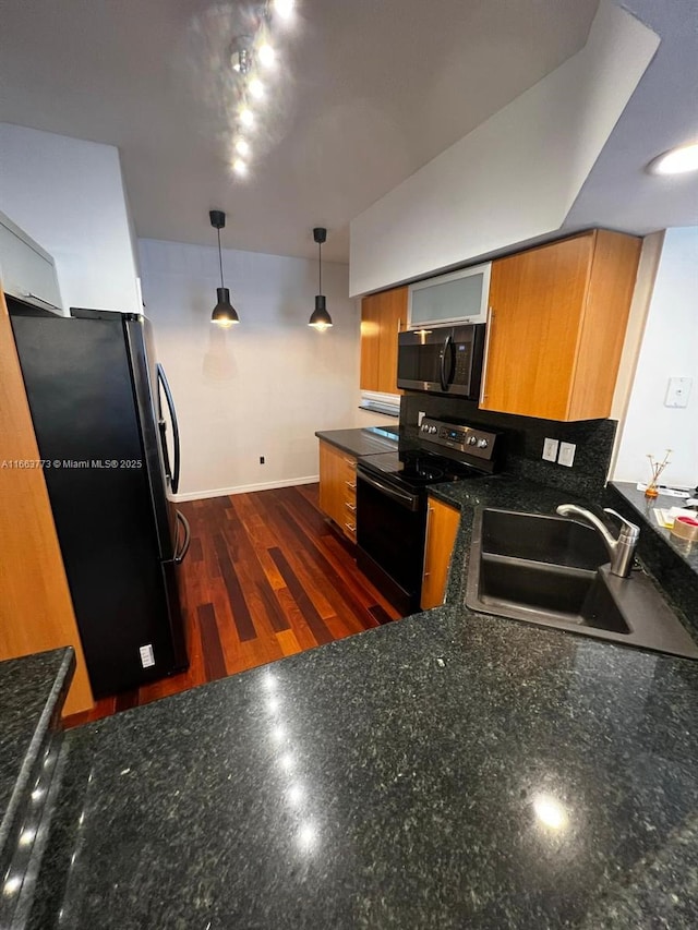 kitchen with sink, dark hardwood / wood-style flooring, black electric range oven, fridge, and decorative light fixtures