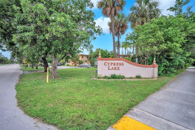 community / neighborhood sign featuring a lawn