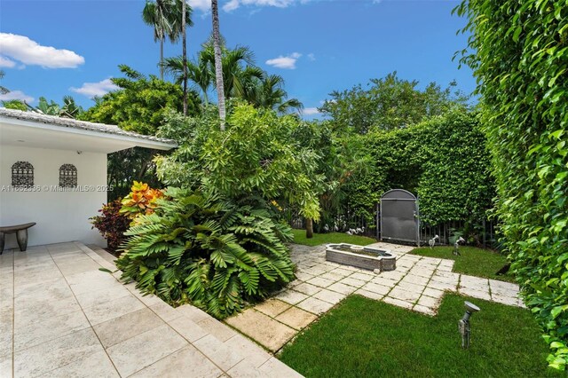 view of yard featuring a patio area