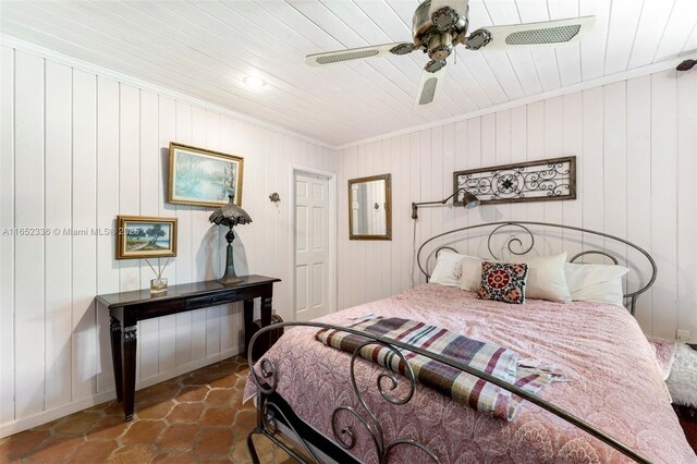 bedroom featuring ceiling fan