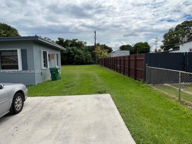 view of yard with a patio