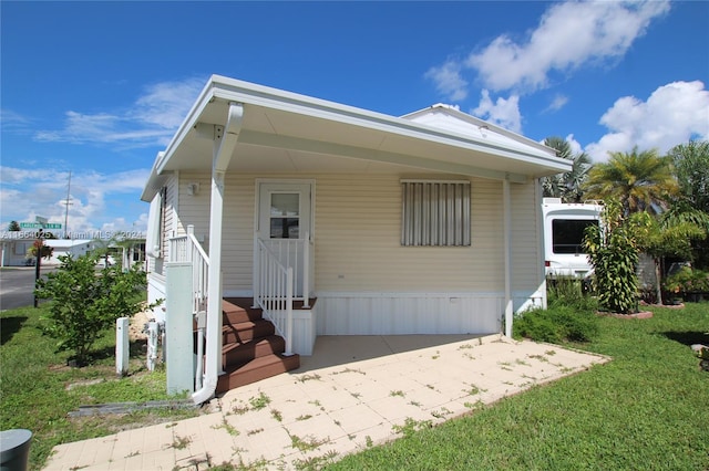 view of front of property with a front lawn