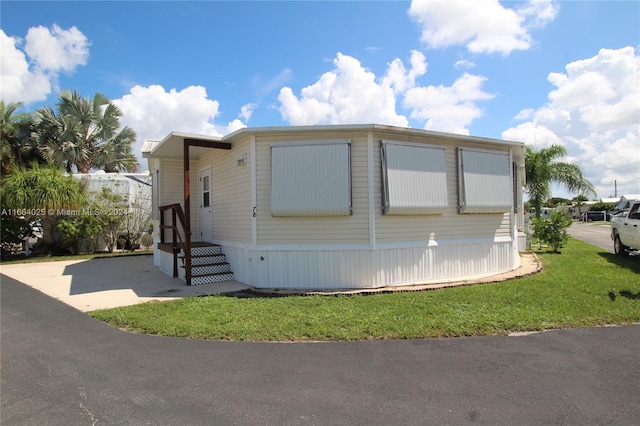 manufactured / mobile home featuring a front yard