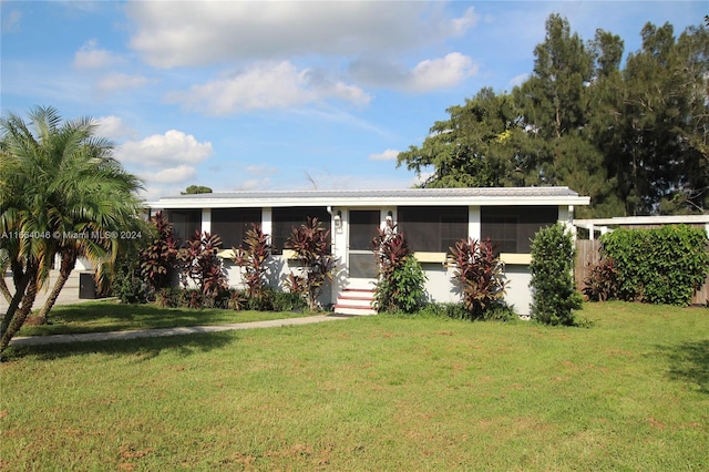 view of front of property with a front lawn