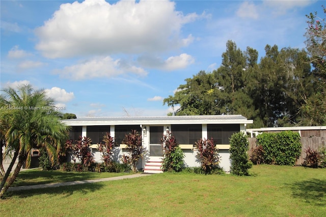 ranch-style house featuring a front yard