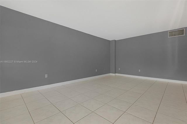 spare room featuring light tile patterned flooring