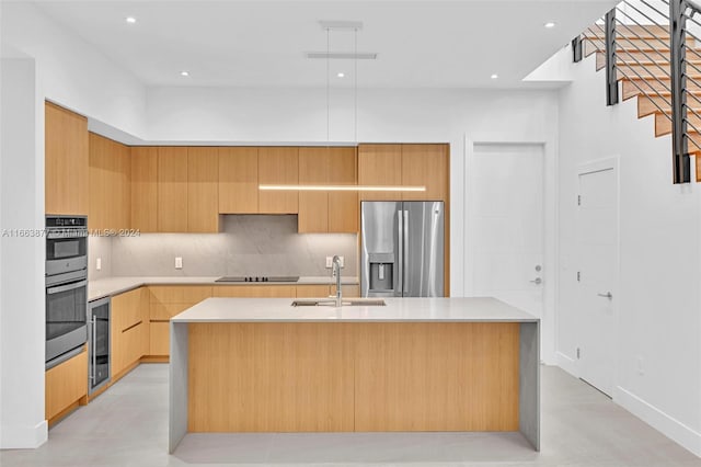 kitchen with sink, beverage cooler, a kitchen island with sink, backsplash, and stainless steel appliances