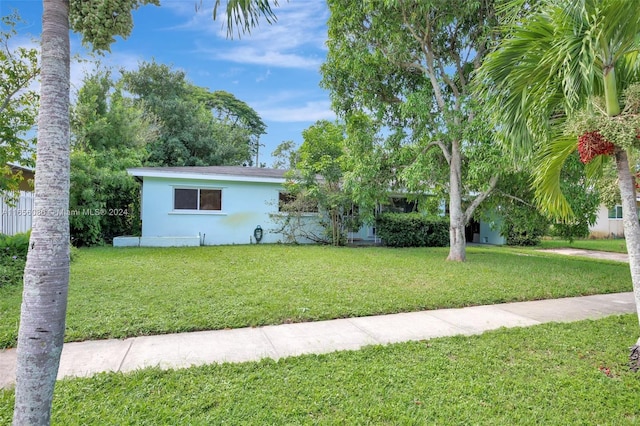 view of front of property featuring a front lawn