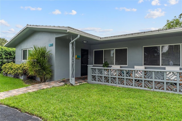 view of front of property with a front yard