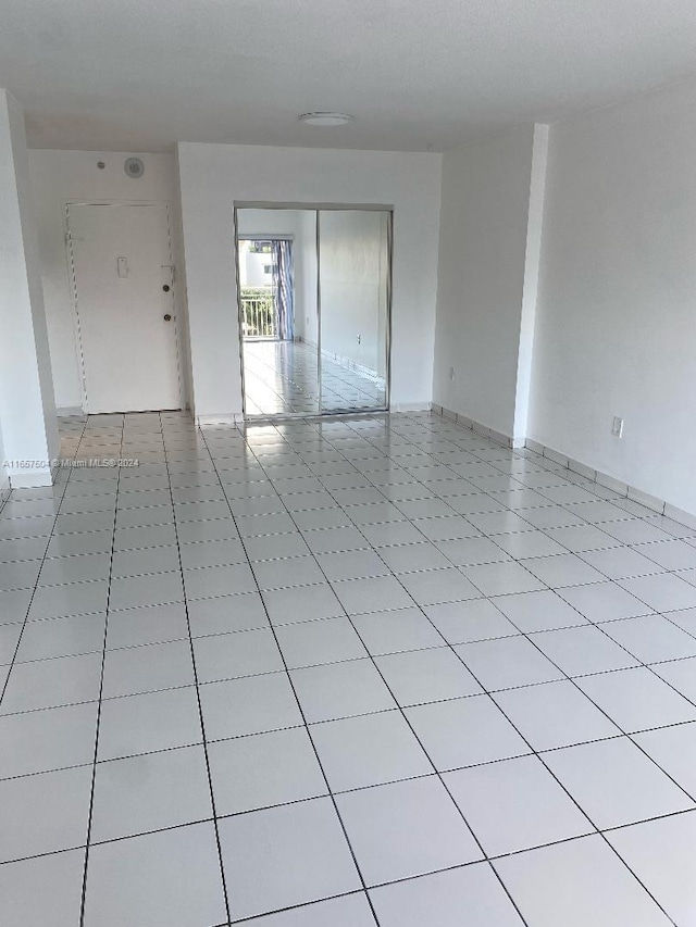 empty room featuring light tile patterned floors