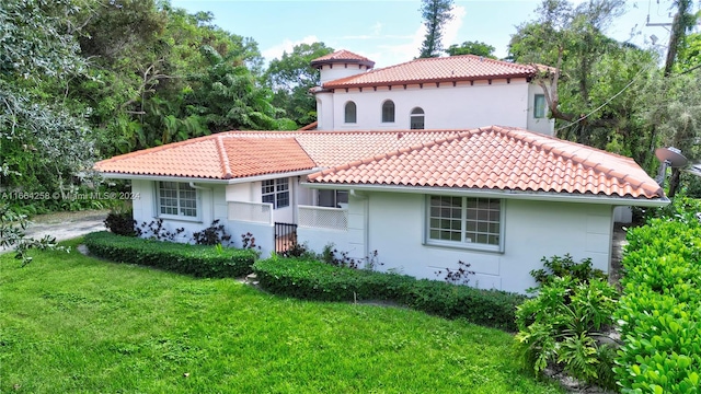 view of front of property with a front lawn