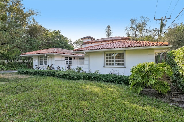 view of front of house with a front yard