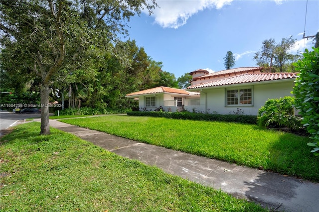 view of front facade featuring a front yard