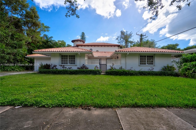 view of front of home with a front lawn