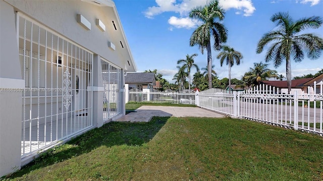 view of yard featuring a patio area