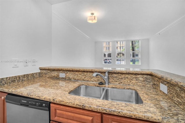 kitchen featuring light hardwood / wood-style floors, ornamental molding, stainless steel appliances, and kitchen peninsula