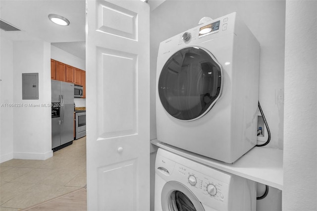 spare room featuring light hardwood / wood-style floors and ornamental molding