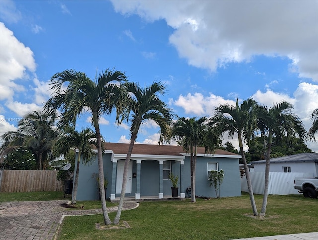 view of front facade featuring a front yard