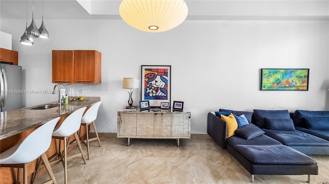 living room featuring sink and a chandelier